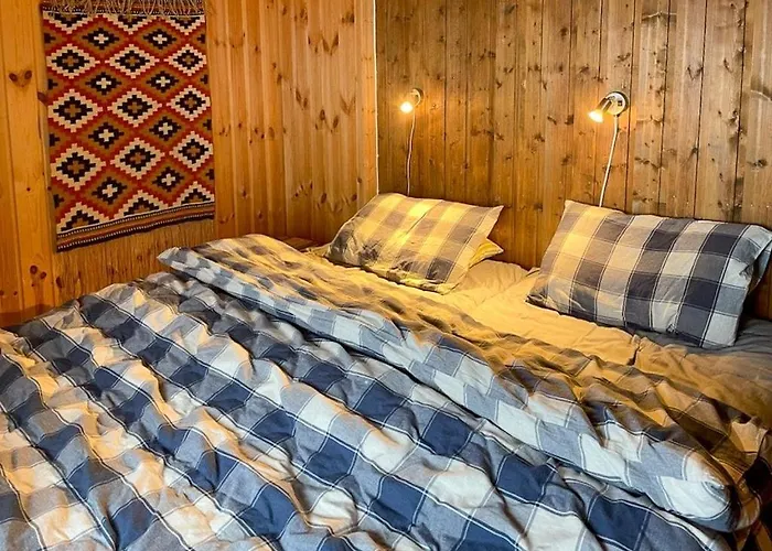 Feriehus Wooden From The 70s At Tree Line In